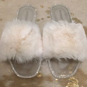 creme rhinestone jelly slides (brand new)